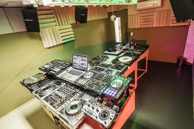 Foto 1 - DJBAN - Curso de DJ, Produo, Salas treino e Loja