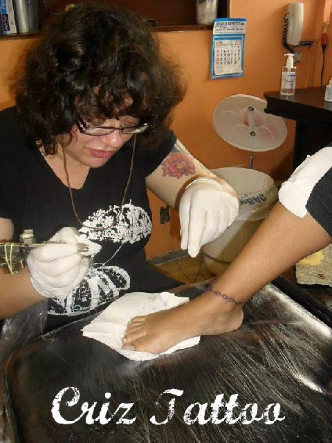 Tatuadora e alongamento de unhas em gel